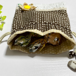ミルクティー＆ホットチョコ色のお花付きフリル巾着袋・シマエナガちゃんのチャーム付き 3枚目の画像