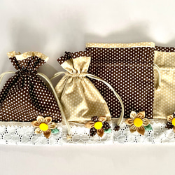 ミルクティー＆ホットチョコ色のお花付きフリル巾着袋・シマエナガちゃんのチャーム付き 4枚目の画像