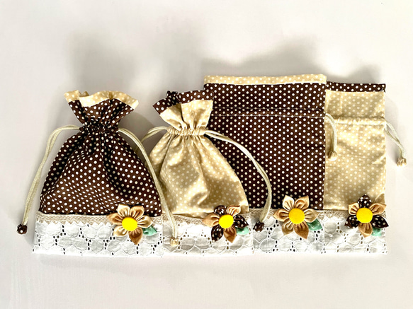 ミルクティー＆ホットチョコ色のお花付きフリル巾着袋・シマエナガちゃんのチャーム付き 4枚目の画像