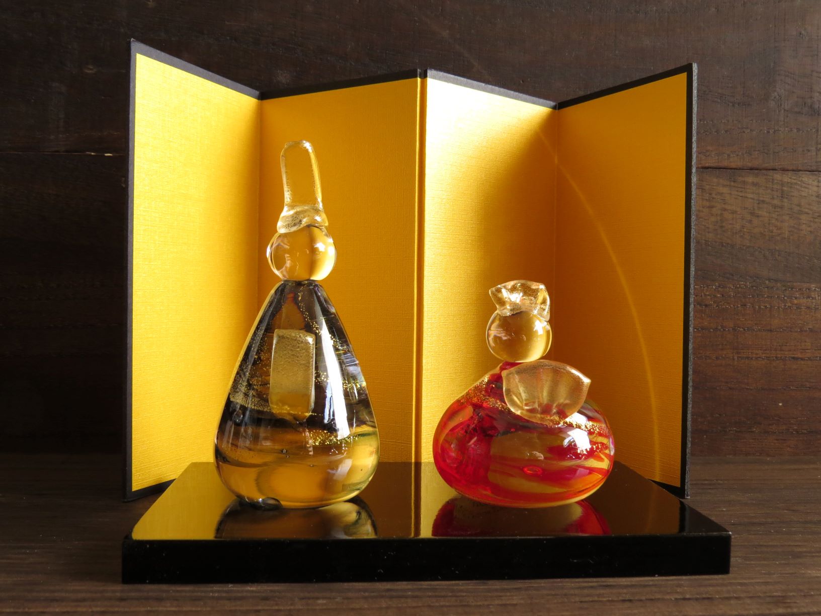 ミニお雛様(金屏風、黒台付き)