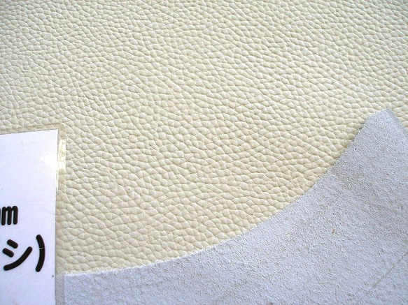 【半裁サイズでお見積します！】ステア 日本産原皮 牛革 ウレタン仕上 #01オフホワイト 3枚目の画像