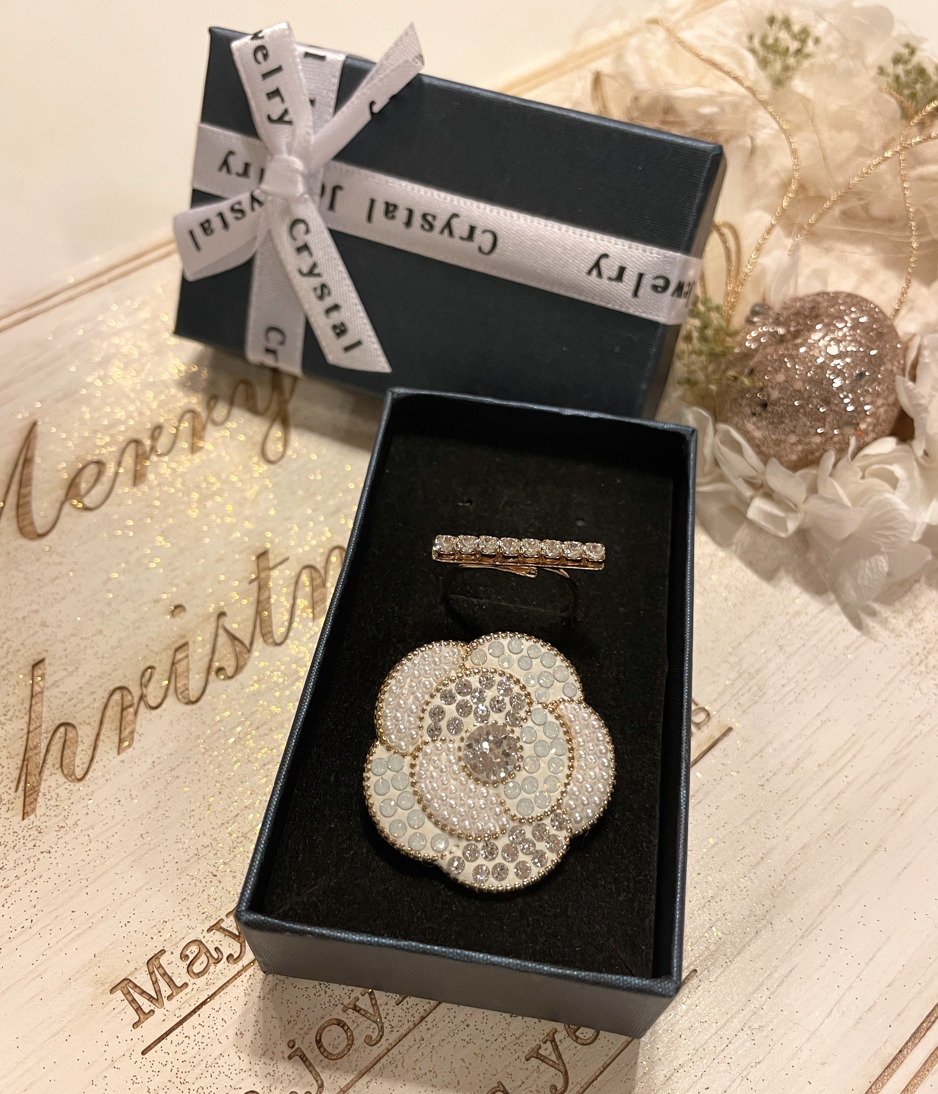 福袋　スワロフスキーとパールのカメリアブローチと連爪ダイヤチェーンリングの2点セット