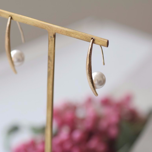 ホワイトパールのアーチピアス ゴールドタイプ フック 弓矢 ピアス 