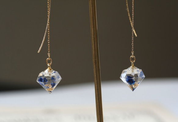 ネイビーのかすみ草と金箔のダイヤモンド型アメリカンピアス(イヤリング、日本製ノンホールピアス可) 2枚目の画像