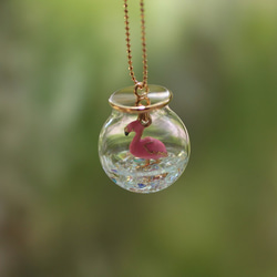 *ピンクフラミンゴ*　ガラスドームのハーバリウムネックレス　 2枚目の画像