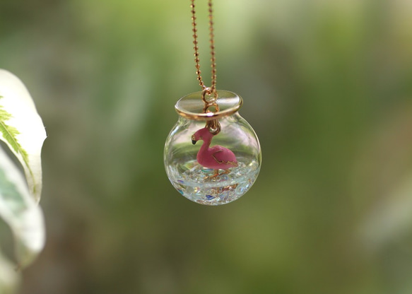 *ピンクフラミンゴ*　ガラスドームのハーバリウムネックレス　 2枚目の画像