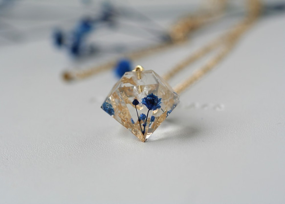 Creema限定　ブルーのかすみ草と金箔のネックレス＆アメリカンピアス(イヤリング、日本製ノンホールピアス可) 2枚目の画像