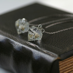 白色のかすみ草と銀箔のダイヤモンド型アメリカンピアス(イヤリング可) 1枚目の画像