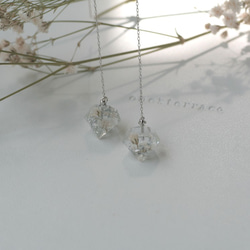 白色のかすみ草と銀箔のダイヤモンド型アメリカンピアス(イヤリング可) 5枚目の画像