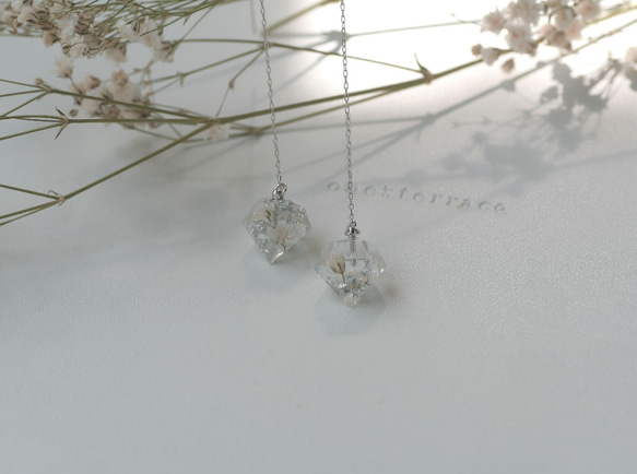 白色のかすみ草と銀箔のダイヤモンド型アメリカンピアス(イヤリング可) 5枚目の画像