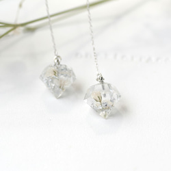 白色のかすみ草と銀箔のダイヤモンド型アメリカンピアス(イヤリング可) 2枚目の画像