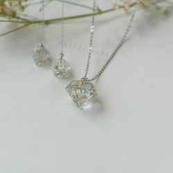 白色のかすみ草と銀箔のダイヤモンド型アメリカンピアス(イヤリング可) 4枚目の画像