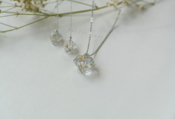 白色のかすみ草と銀箔のダイヤモンド型アメリカンピアス(イヤリング可) 4枚目の画像