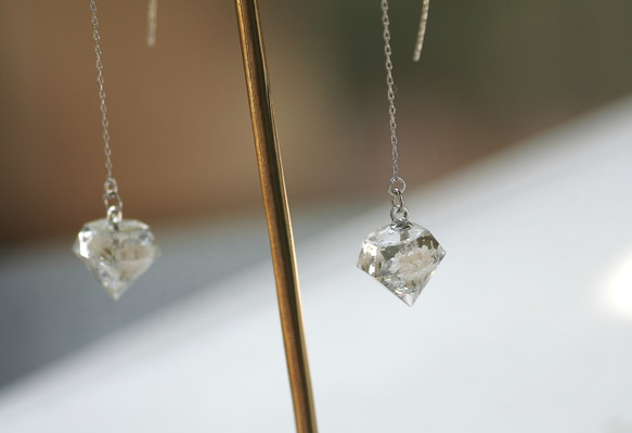 白色のかすみ草と銀箔のダイヤモンド型アメリカンピアス(イヤリング可) 3枚目の画像