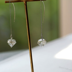 白色のかすみ草と銀箔のダイヤモンド型アメリカンピアス(イヤリング可) 6枚目の画像