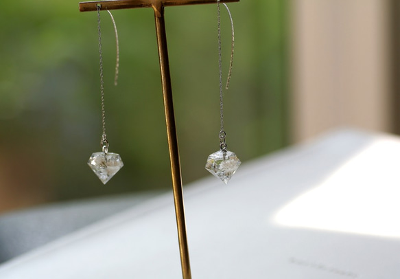 白色のかすみ草と銀箔のダイヤモンド型アメリカンピアス(イヤリング可) 6枚目の画像