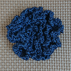 シルク糸のフラワーコサージュ ネイビー 1枚目の画像