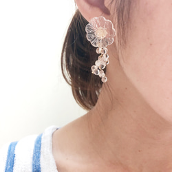 クリアフラワーと雫のピアス(イヤリング) ピアス（スタッド・一粒