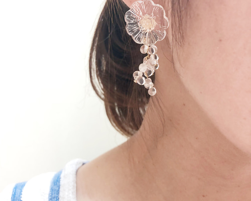 クリアフラワーと雫のピアス(イヤリング) ピアス（スタッド・一粒