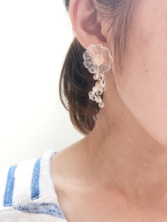 クリアフラワーと雫のピアス(イヤリング) ピアス（スタッド・一
