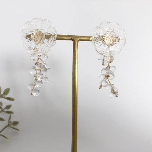 クリアフラワーと雫のピアス(イヤリング) ピアス（スタッド・一粒