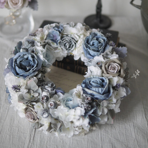 ブルーグレーのリース 造花 玄関ドアやプレゼント、ウェルカムボードに