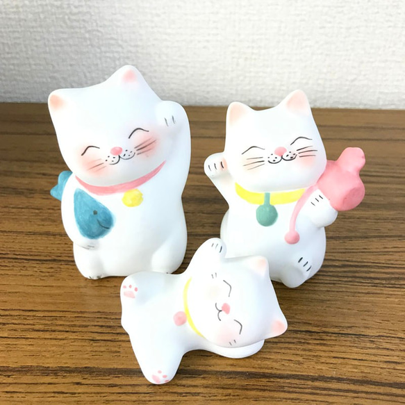 招きネコちゃん　陶器人形　3体セット　超キュート　愛らしい　かわいい　猫　ネコ　にゃんこ　職人手作り 1枚目の画像