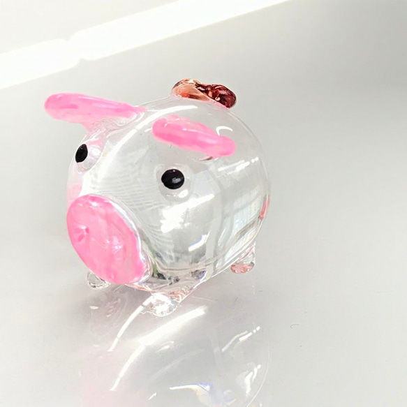 ミニチュアガラス　子豚（丸形B）　1体　ピンク色　インテリア　パーツ　１点１点職人の手作り作品 1枚目の画像