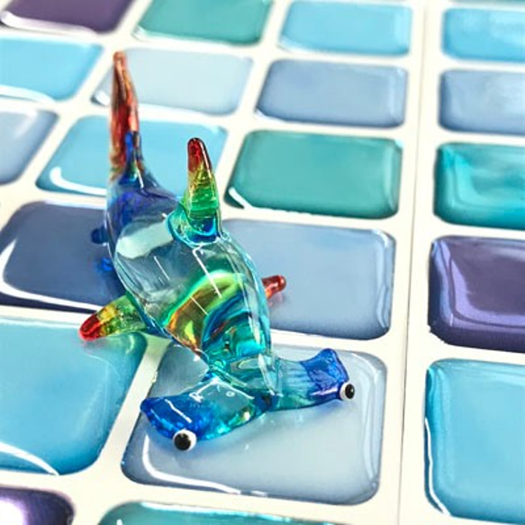 ミニチュアガラス　ミニチュア　サメ　カラフル　１体　　インテリア　パーツ　１点１点職人の手作り作品 4枚目の画像