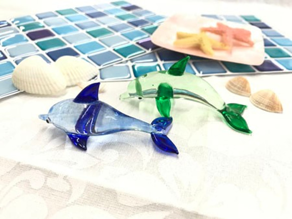 ミニチュアガラス　イルカ　青　緑　2体セット　　インテリア　パーツ　１点１点職人の手作り作品 1枚目の画像