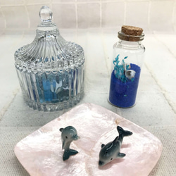 スーパーミニチュア陶器　イルカ　（２体　Cセット）インテリア　パーツ　１点１点職人の手作り作品 2枚目の画像