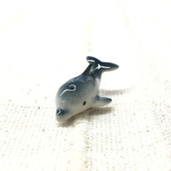 スーパーミニチュア陶器　イルカ　（２体　Cセット）インテリア　パーツ　１点１点職人の手作り作品 5枚目の画像