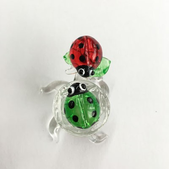 ミニチュアガラス　てんとう虫２体（赤・緑）＋切り株　セットB　インテリア　パーツ　１点１点職人の手作り作品 3枚目の画像