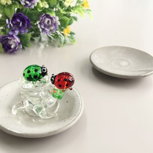 ミニチュアガラス てんとう虫2体（赤・緑）＋切り株 セットB