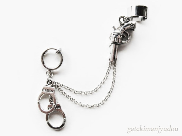 銃×手錠†イヤーカフス&フープイヤリング【ピアス等パーツ交換無料】 1枚目の画像