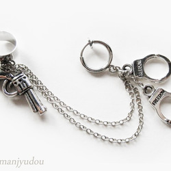 銃×手錠†イヤーカフス&フープイヤリング【ピアス等パーツ交換無料】 2枚目の画像