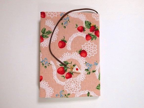 イチゴ柄のブックカバー（文庫本サイズ） 1枚目の画像