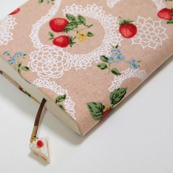 イチゴ柄のブックカバー（文庫本サイズ） 3枚目の画像