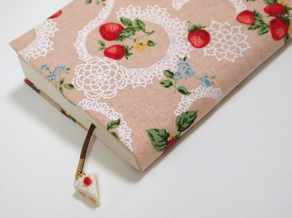 イチゴ柄のブックカバー（文庫本サイズ） 3枚目の画像