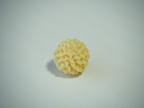 和菓子のブローチ（ハサミ菊　黄） 1枚目の画像