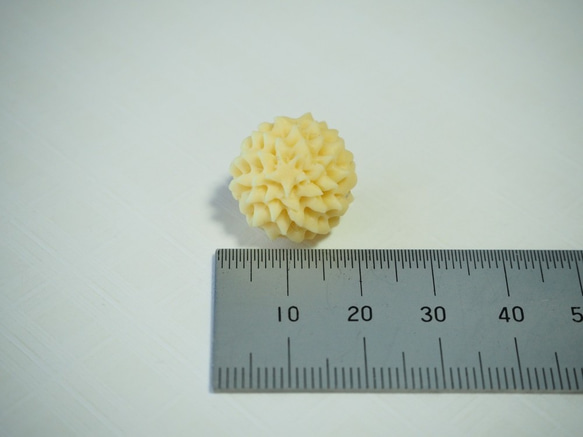 和菓子のブローチ（ハサミ菊　黄） 4枚目の画像