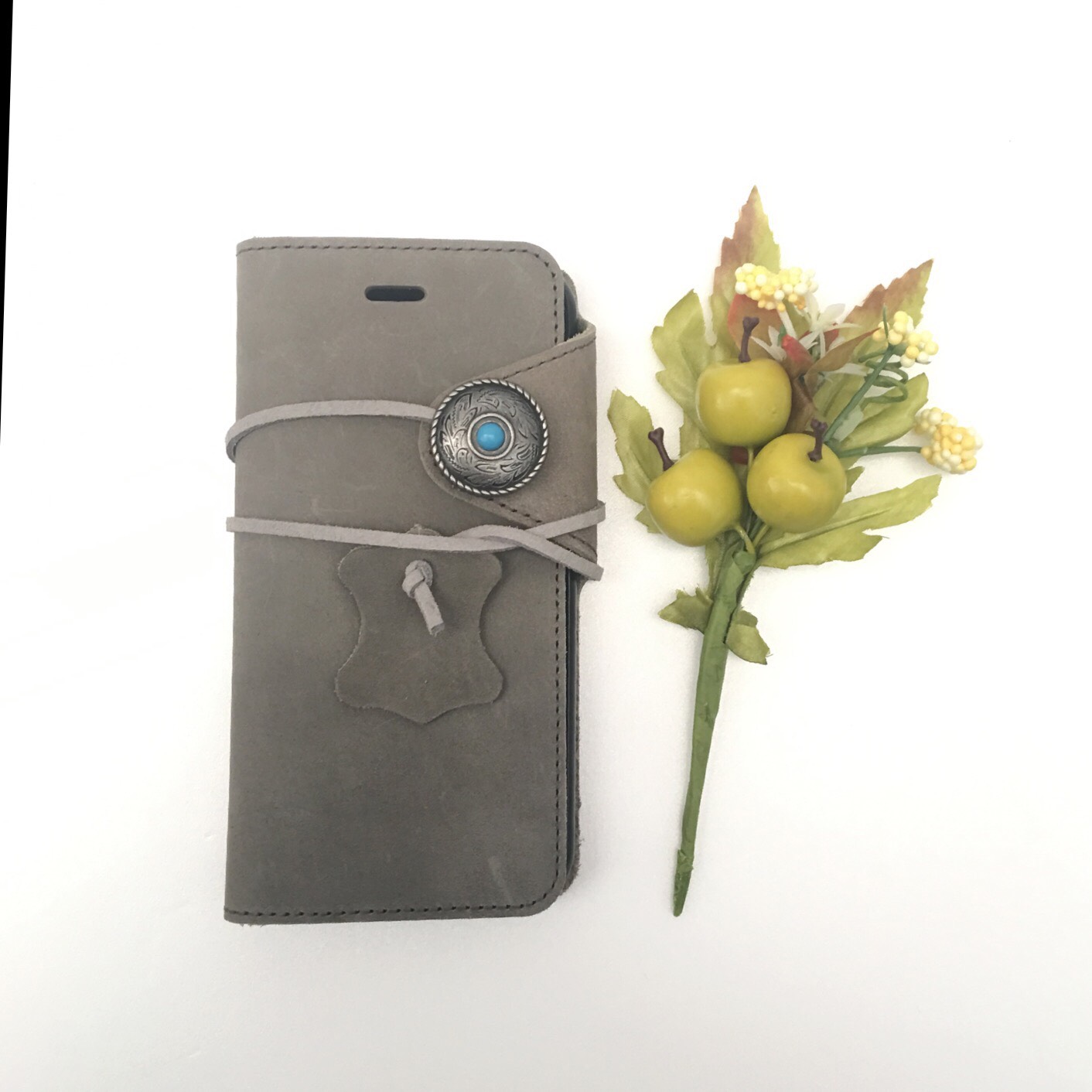 コンチョ 付き 本革 手帳 ケース  (グレージュ)（Phone8対応）pajour