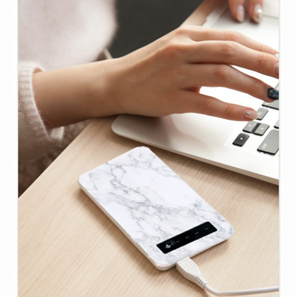 （白色）大理石紋手機電池（智能手機）（充電器） 第1張的照片