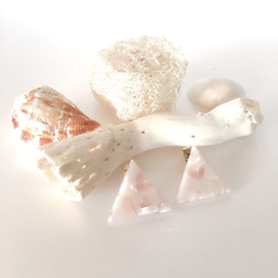 白色粉色貝殼圖案三角樹脂耳環（三角形）pajour 第1張的照片
