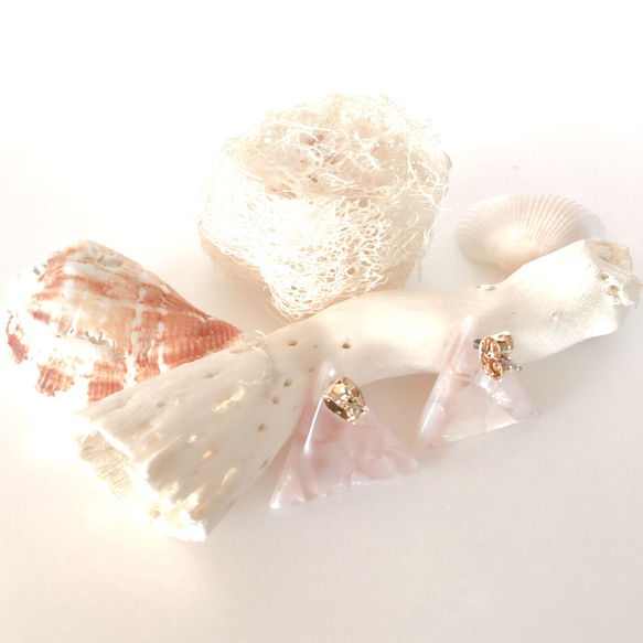 白色粉色貝殼圖案三角樹脂耳環（三角形）pajour 第2張的照片