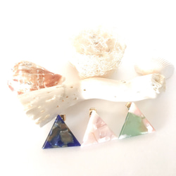 白色粉色貝殼圖案三角樹脂耳環（三角形）pajour 第4張的照片