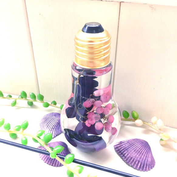 (Herbarium) 癒しのペッパーベリー紫花ミックスハーバリウム電球型ガラスボトル(pajour)(ギフト) 1枚目の画像