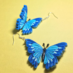 青い蝶のペーパークイリングピアスorイヤリング 1枚目の画像
