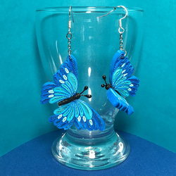青い蝶のペーパークイリングピアスorイヤリング 2枚目の画像