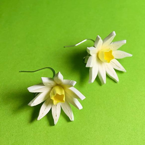 白い花のペーパークイリングピアスorイヤリングorマスクチャーム 1枚目の画像